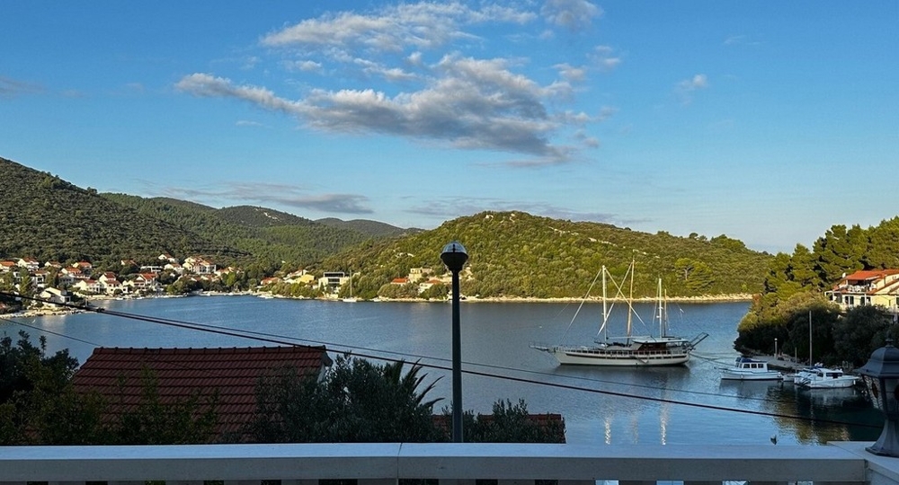 Widok na zatokę z łodziami i wzgórzami