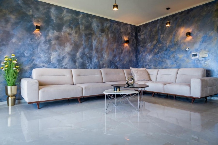 Pokój dzienny ze stylową designerską ścianą