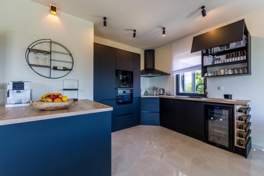 Nowoczesna kuchnia w zabudowie w ciemnym stylu