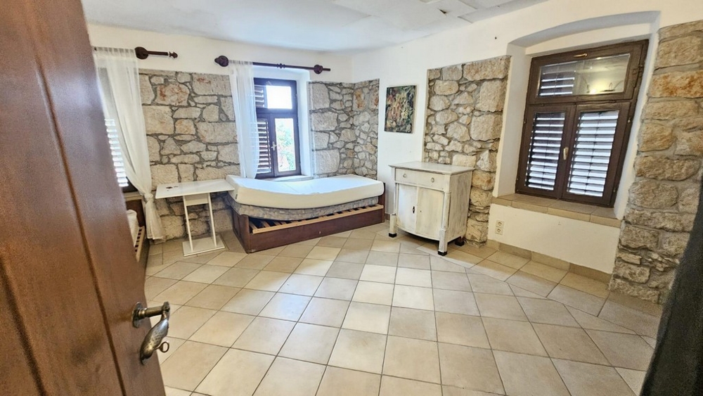 Sypialnia z akcentami kamiennych ścian