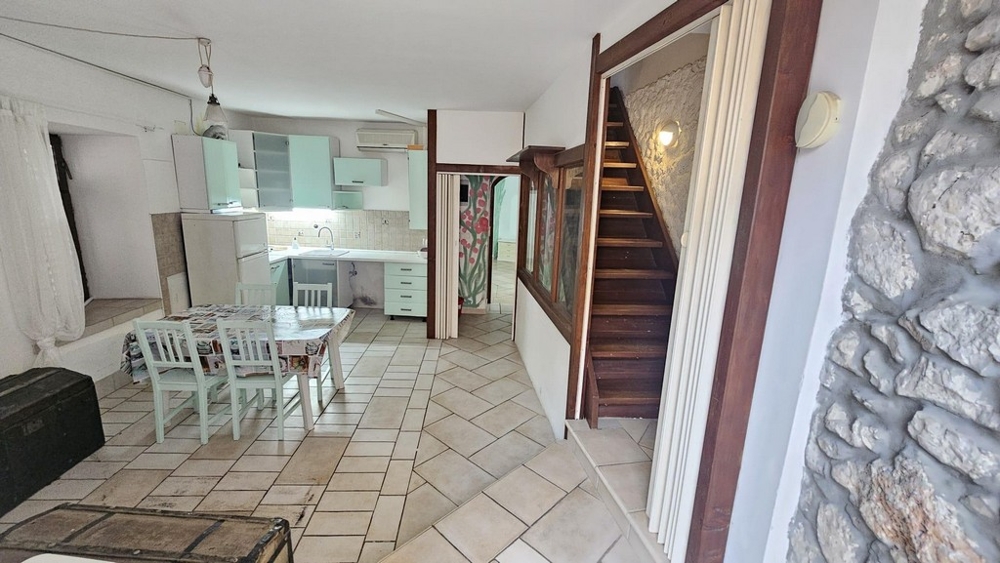 Część dzienna z kuchnią i drewnianymi schodami