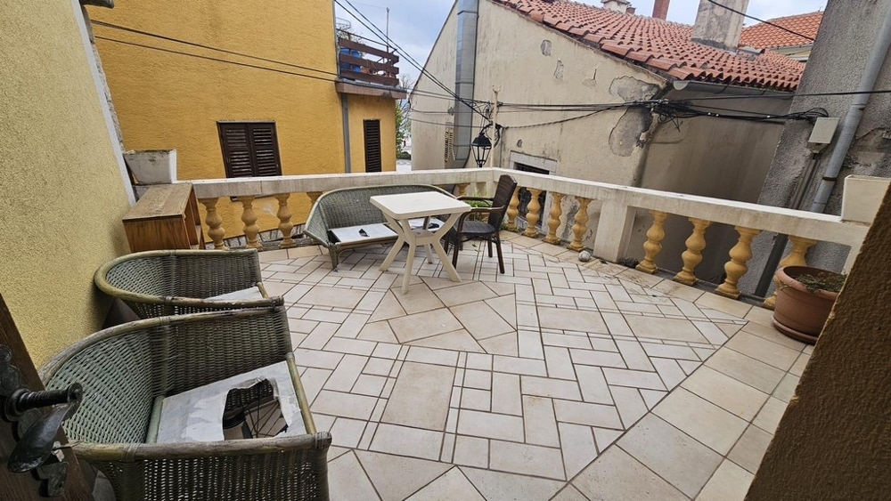 Duży taras z widokiem na miasto.