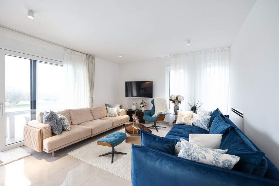 Jasny salon z częścią wypoczynkową