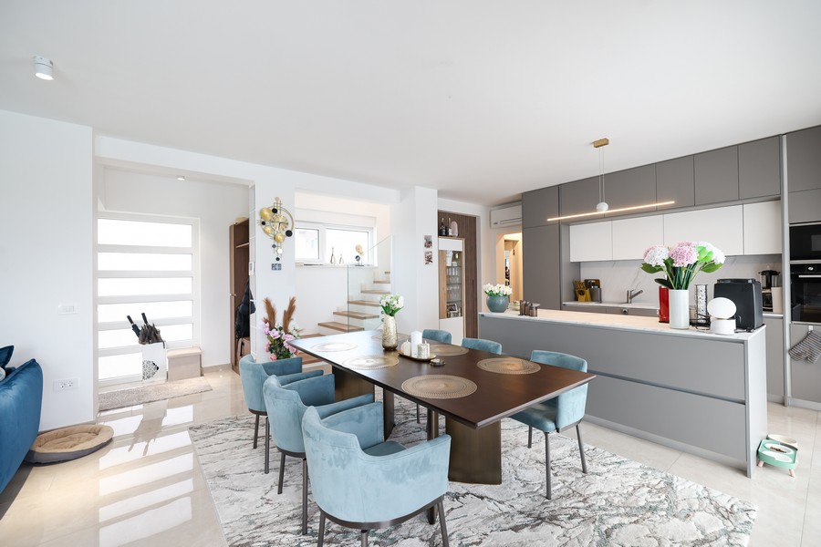 Jadalnia z nowoczesną kuchnią