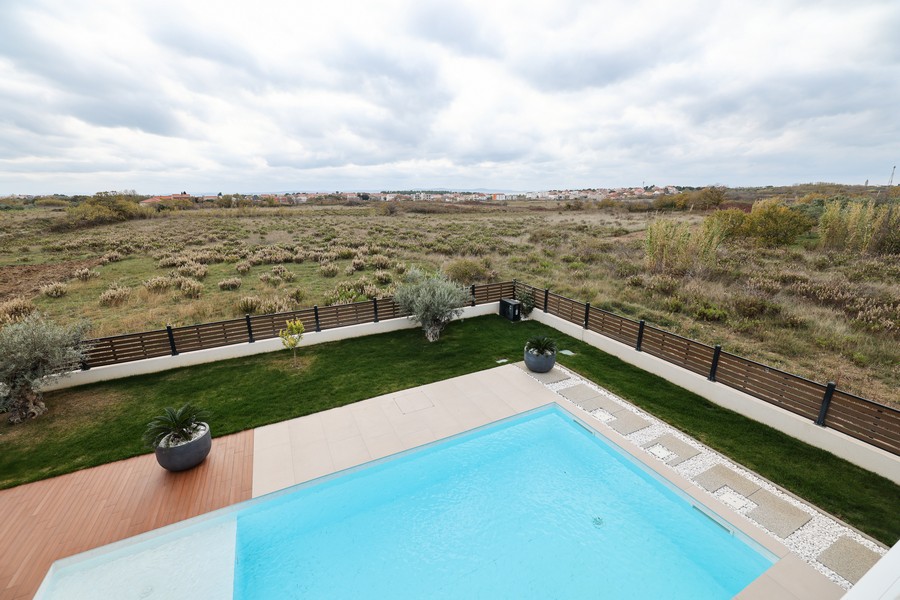 Basen i widok na okolicę Privlaka, Chorwacja.