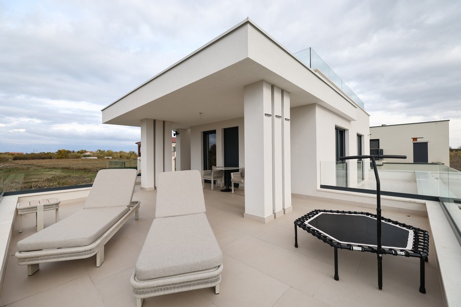 Duży taras na dachu z leżakami