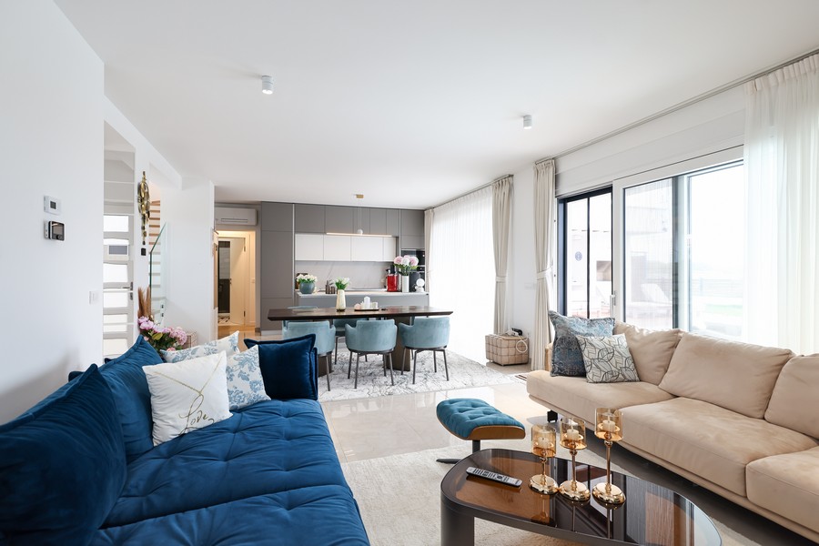 Część dzienna z otwartą kuchnią i jadalnią