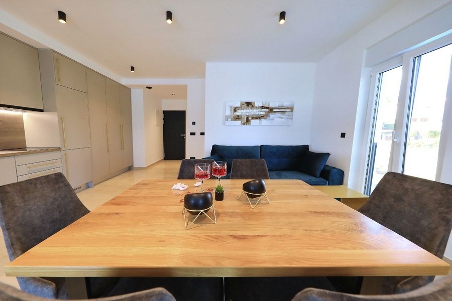 Część dzienna z nowoczesną kuchnią