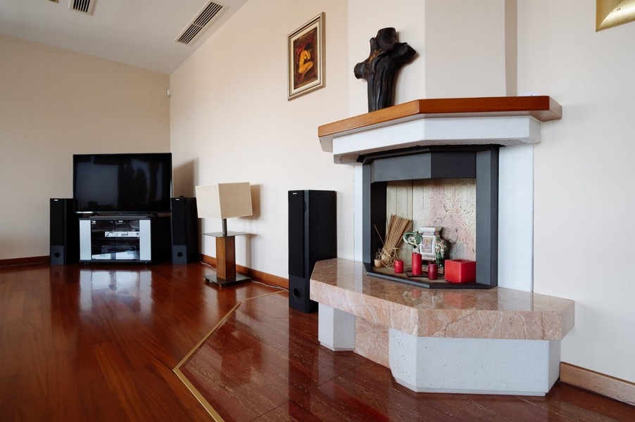 Pokój dzienny z kominkiem i TV