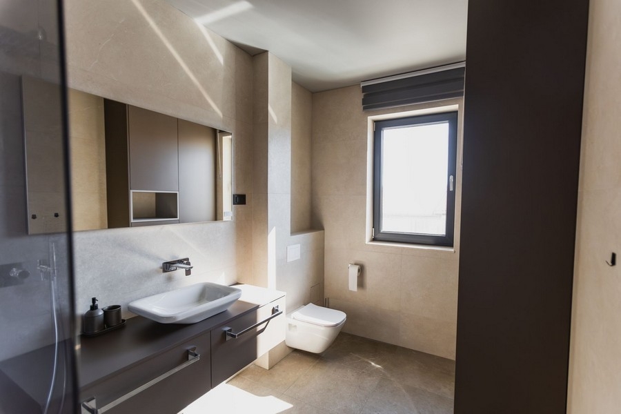 Jasna łazienka z toaletką i oknem