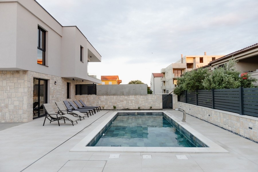 Basen w nowoczesnym domu bliźniaczym w Mandre
