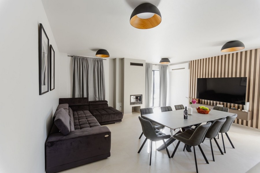 Część dzienna z dużym stołem jadalnym i kominkiem