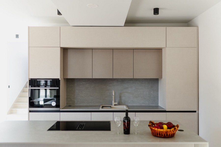 Nowoczesna kuchnia w zabudowie w jasnym stylu