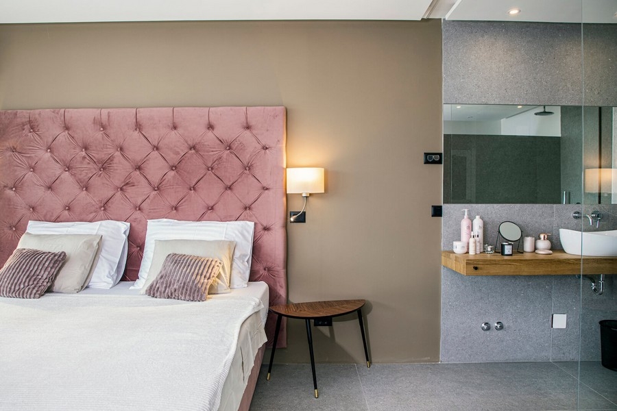 Sypialnia z różowym zagłówkiem.