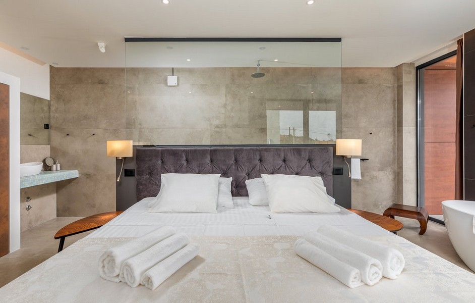 Biała sypialnia z przeszkloną łazienką Villi H3764.