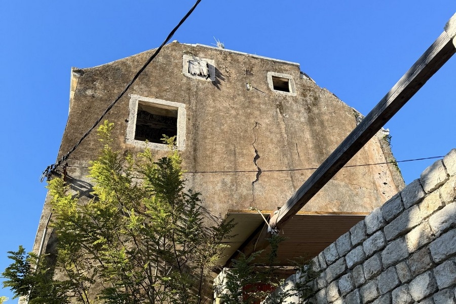 Widok na willę H3767 w Chorwacji wymagającą remontu.