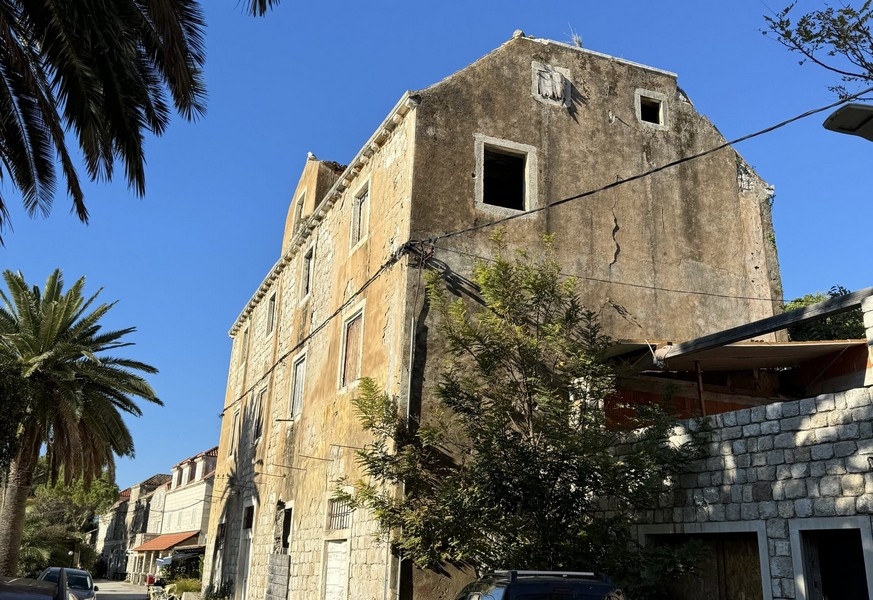 Widok na ulicę zabytkowego budynku w Šipanskiej Luce