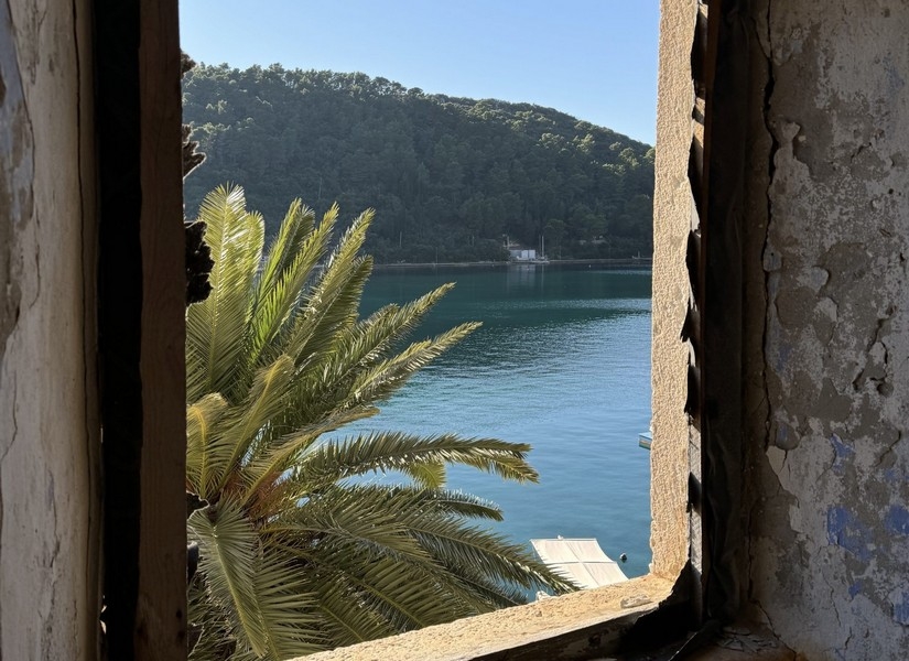 Widok na morze przez otwarte okno starej posiadłości