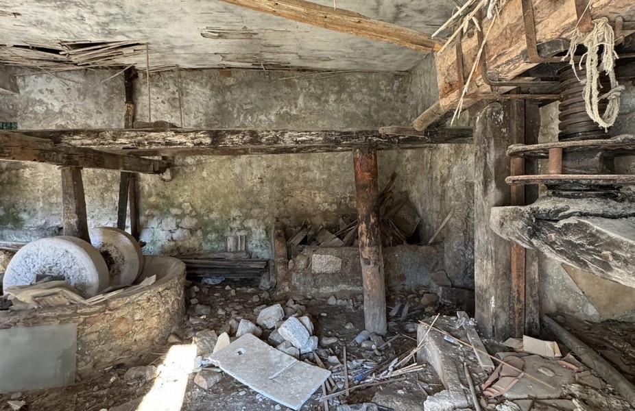 Stara pracownia z oryginalną konstrukcją z kamienia i drewna