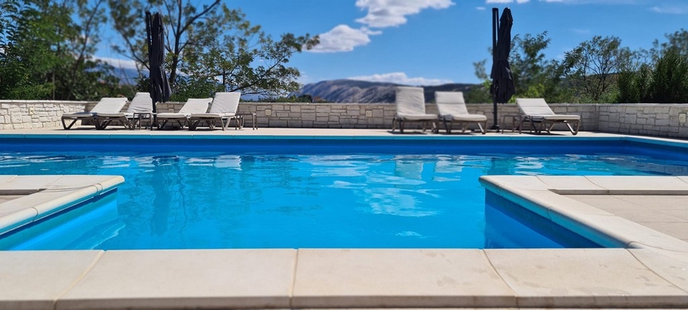 Basen z leżakami i parasolami w Willi H3768 na Rabie