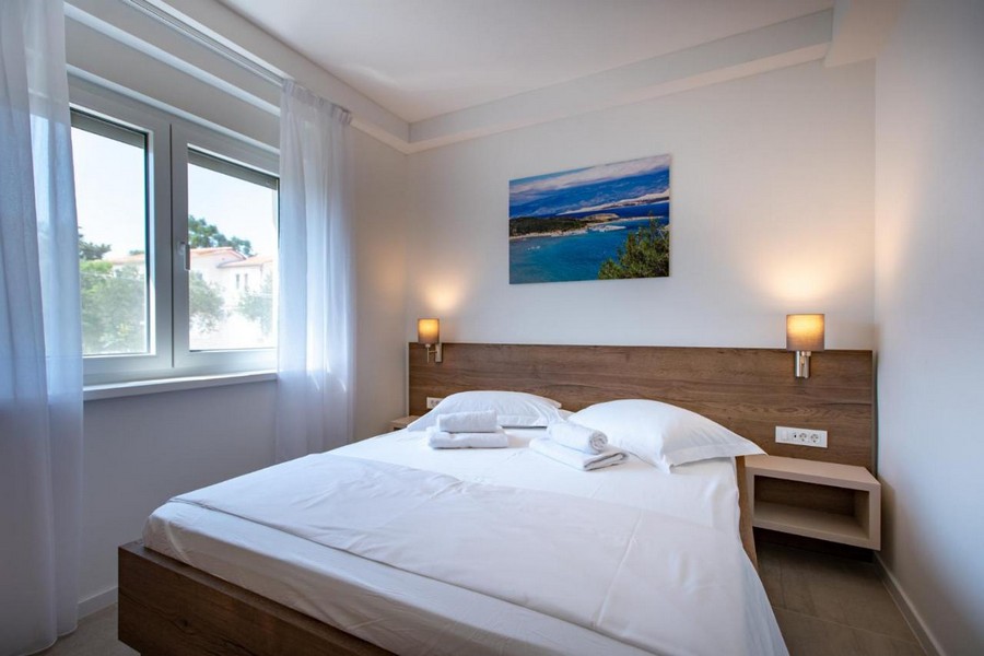 Sypialnia z podwójnym łóżkiem i oknem