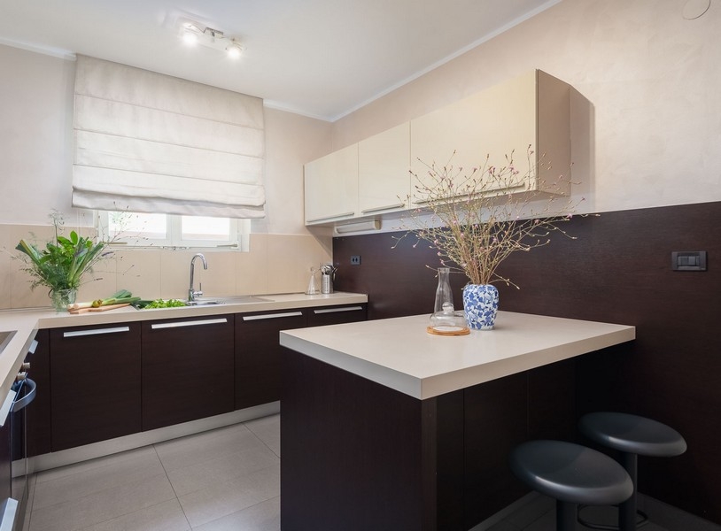 Kuchnia z blatem i meblami w zabudowie