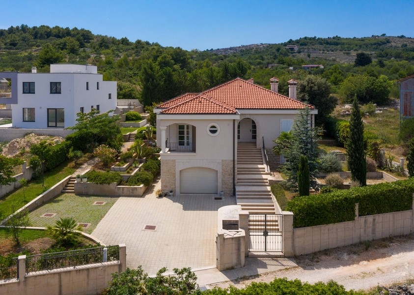 Wygląd zewnętrzny domu z działką