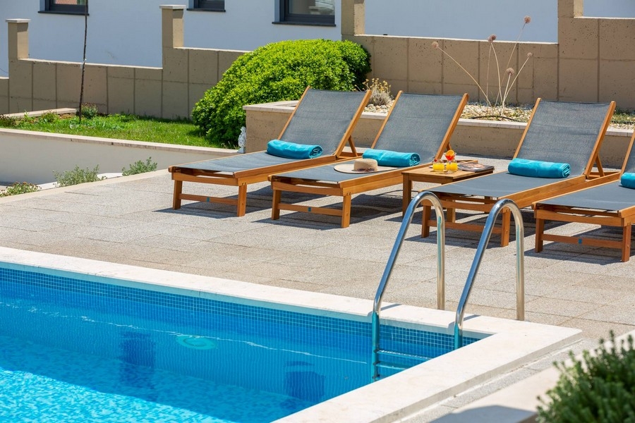 Strefa basenowa z leżakami