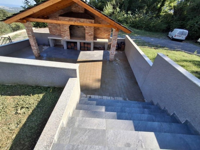 Kamienne schody na zadaszone miejsce do grillowania