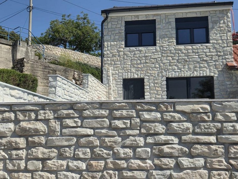 Wygląd zewnętrzny kamiennego domu z naturalną kamienną ścianą domu H3771 w Chorwacji