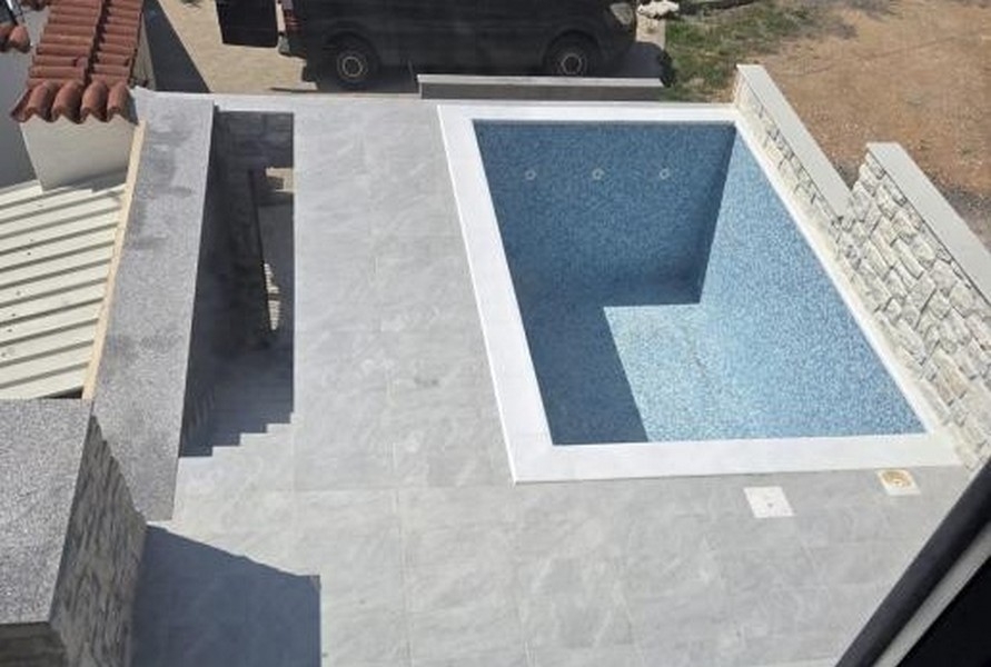 Teren basenu z otaczającym tarasem