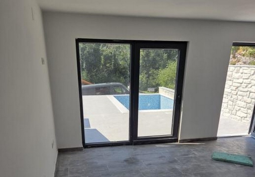 Widok z wnętrza na taras i basen