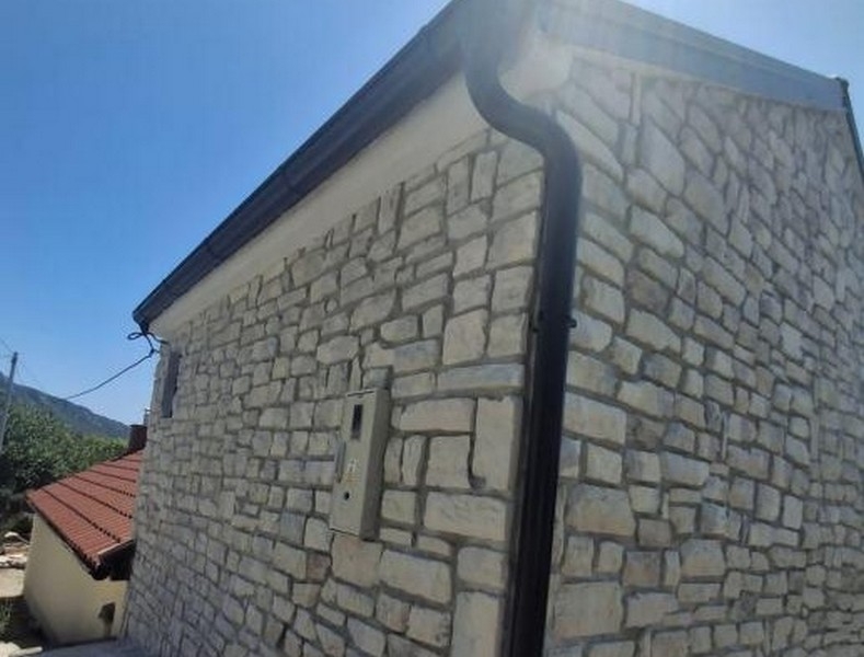 Szczegółowy widok elewacji z kamienia naturalnego