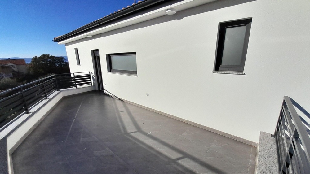 Duży balkon na piętrze