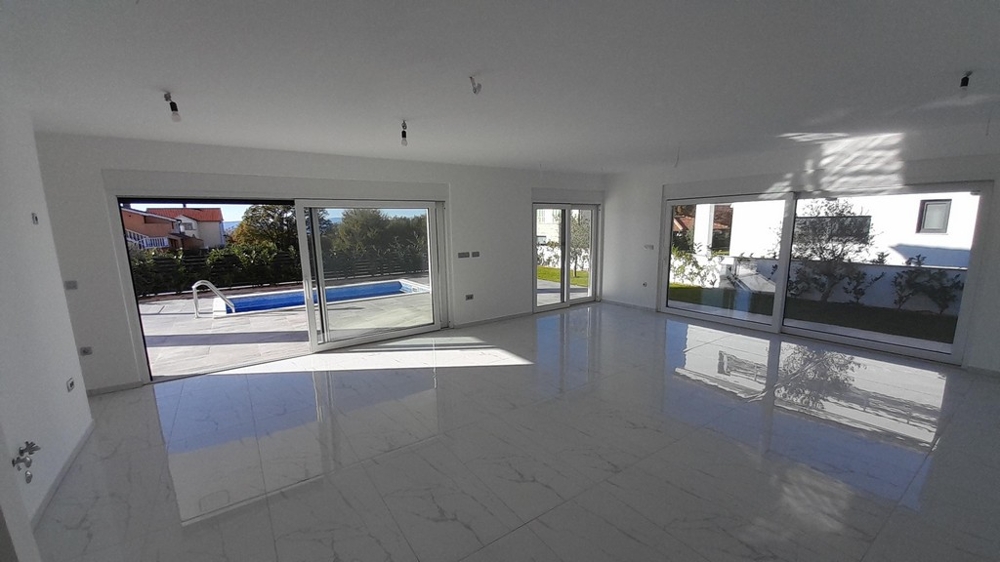 Jasny salon z wyjściem na basen