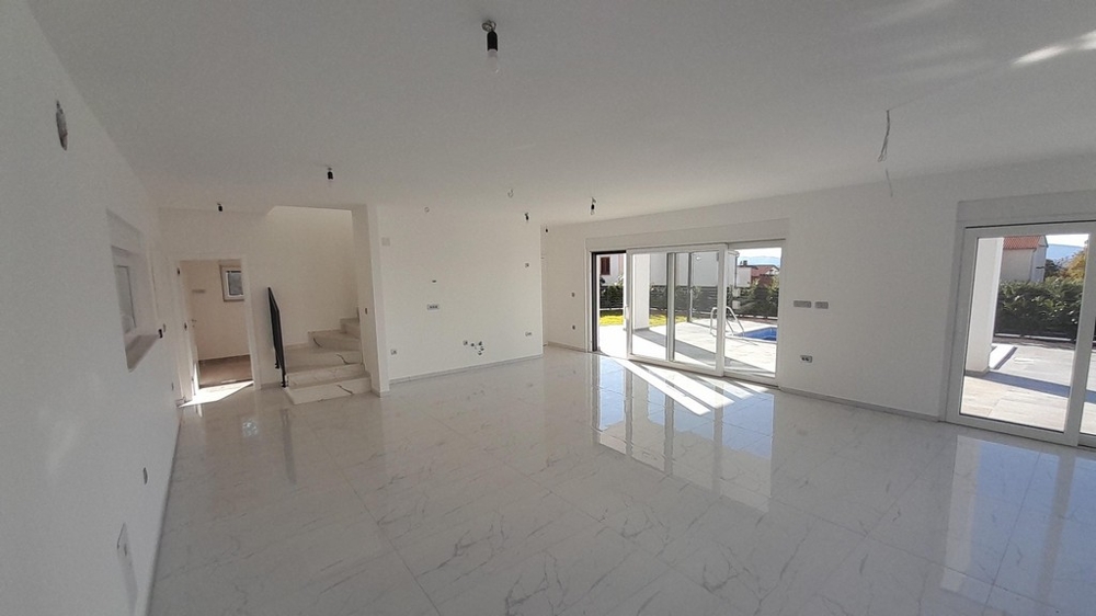 Przestronny salon ze schodami na piętro Villi H3772