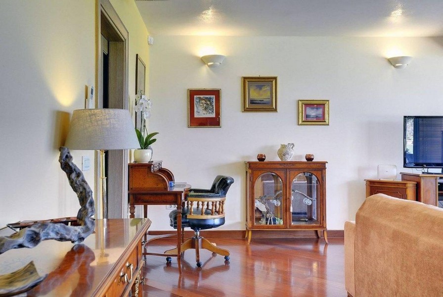 Miejsce do pracy z zabytkowymi meblami