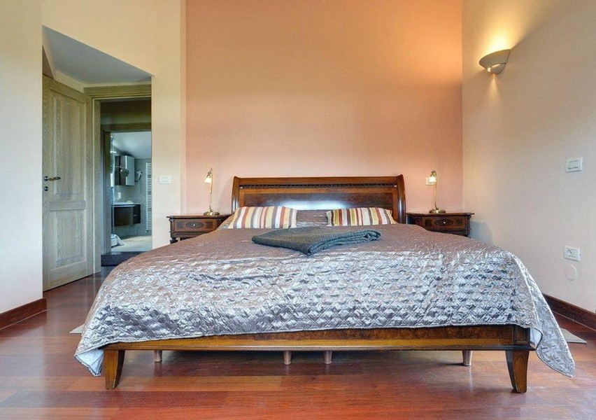 Sypialnia z podwójnym łóżkiem i oświetleniem ściennym