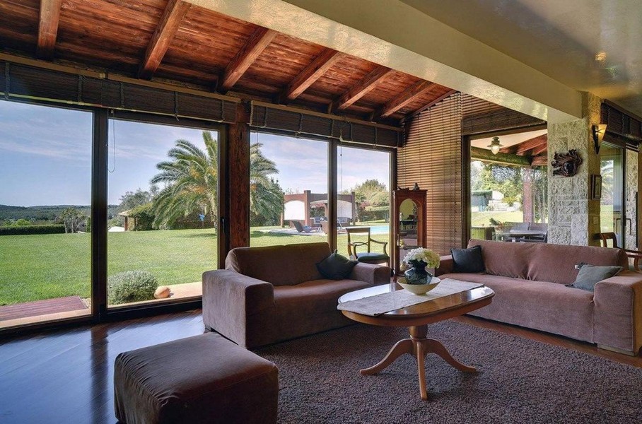 Część dzienna z dużym oknem i widokiem na ogród