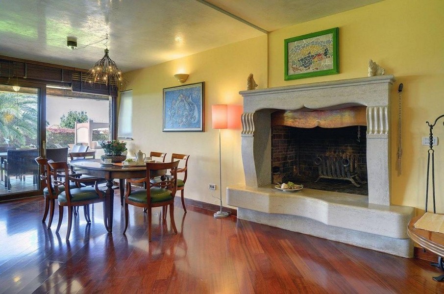 Jadalnia z kominkiem i wyjściem na zadaszony taras