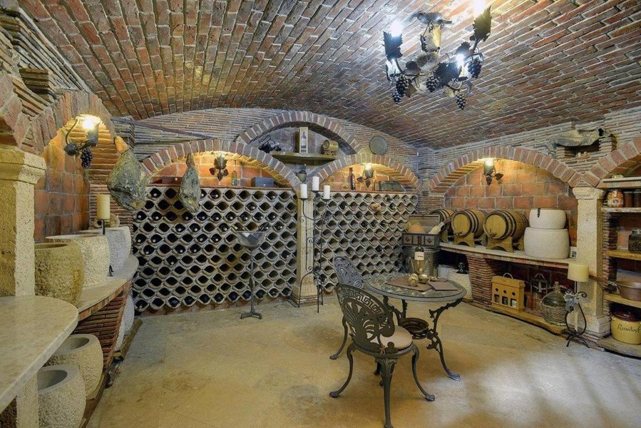 Piwnica na wino ze sklepionym sufitem i stojakami na wino