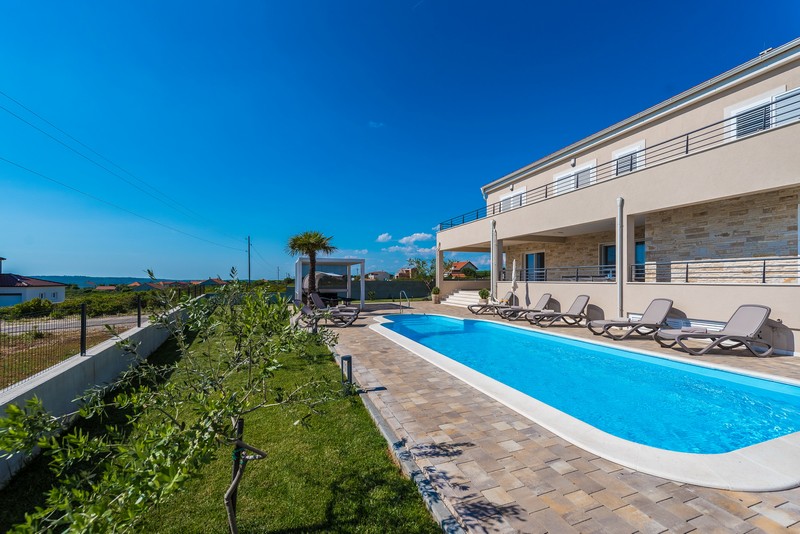 Pięć miejsc parkingowych w garażu willi w północnej Dalmacji.