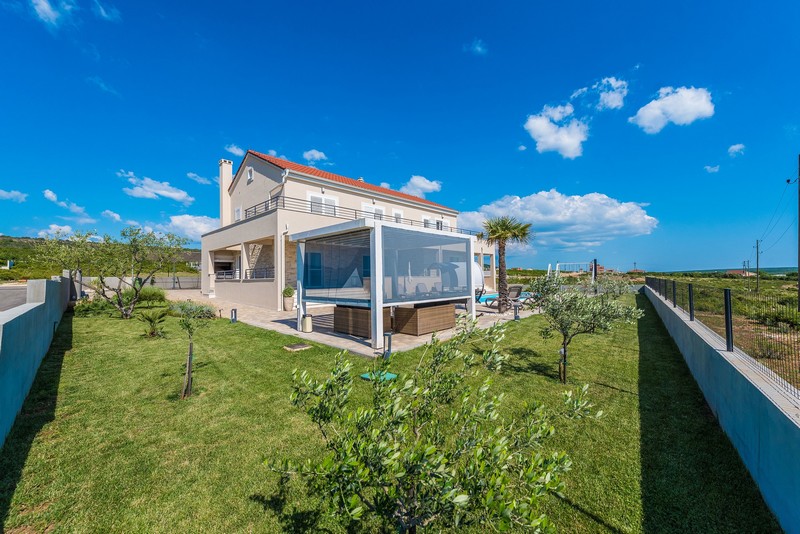 W tle widać kanapę i jadalnię posesji.