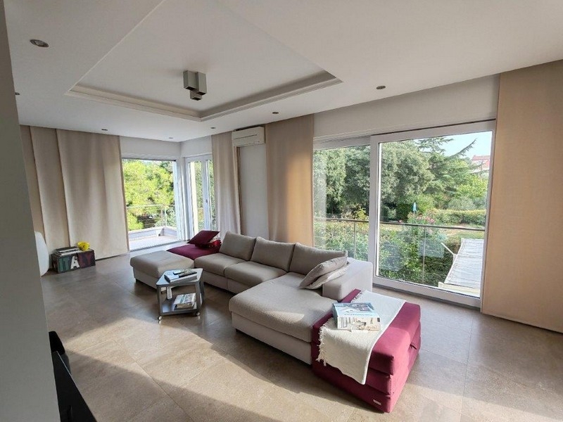 Pokój dzienny z dużym oknem od frontu