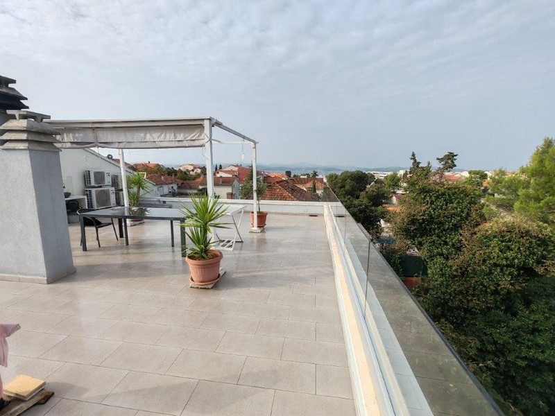 Widok na morze z tarasu na dachu nieruchomości H3775 w Zadarze, Chorwacja.