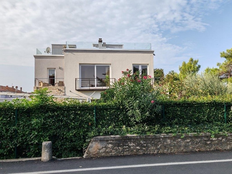 Nowoczesna willa z balkonem i zadbanym ogrodzeniem