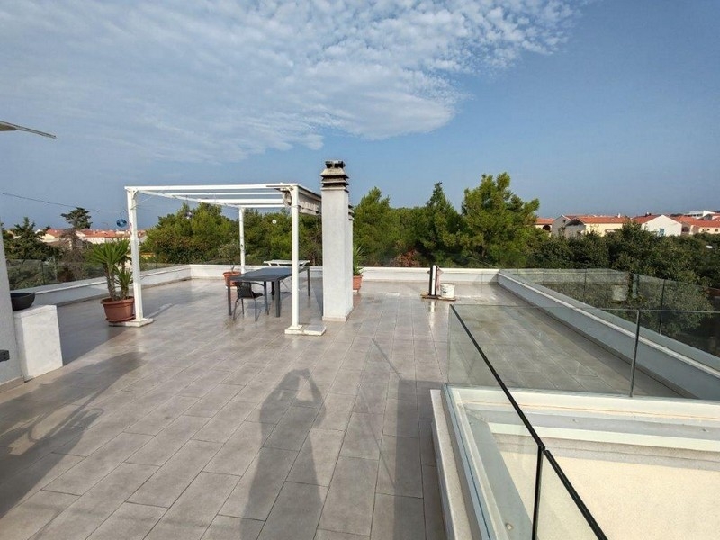 Taras na dachu ze szklanymi balustradami i panoramicznym widokiem