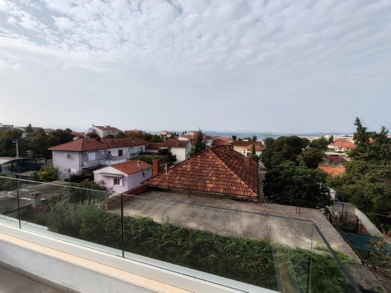 Widok na dzielnicę mieszkaniową i morze