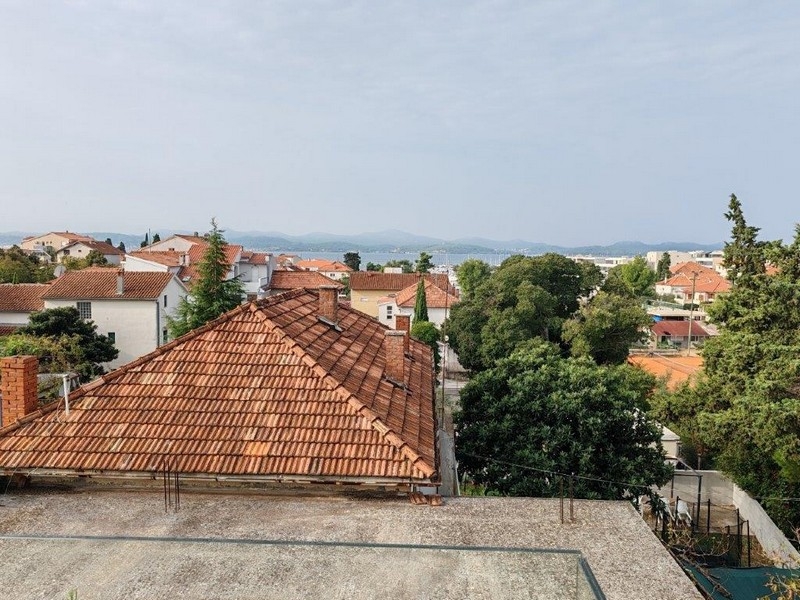 Widok na dachy i zieloną okolicę