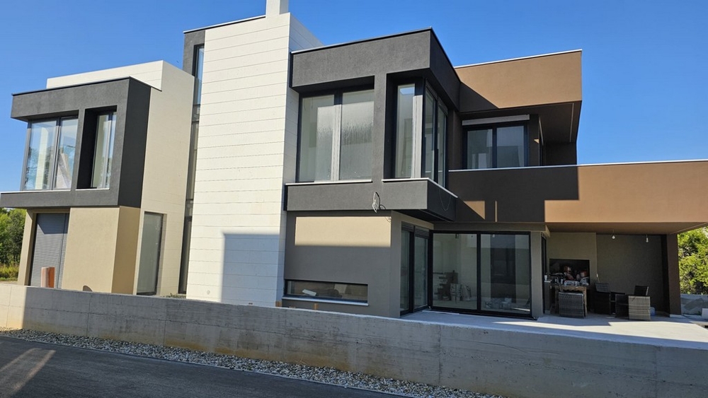 Widok boczny nowoczesnej willi H3778 z podjazdem w Privlace.